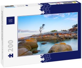 Lais Puzzle - Ein einzelner Baum wächst auf einem Granitfelsen in der Bay of Fires, an der Ostküste von Tasmanien, Australien - 200 Teile