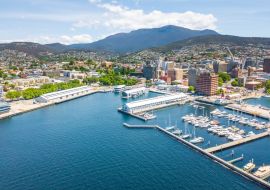 Lais Puzzle - Eine Luftaufnahme des Constitution Dock in Hobart, Tasmanien, Australien an einem sonnigen Tag - 500 & 1.000 Teile