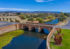 Lais Puzzle - Luftaufnahme der roten Brücke in der Stadt Campbell in Tasmanien, Australien - 500 & 1.000 Teile