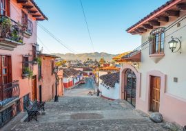 Lais Puzzle - Schöne koloniale Gassen und Straßen der magischen Stadt San Cristobal de las Casas in Chiapas, Mexiko - 500 & 1.000 Teile