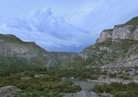 Lais Puzzle - Blick auf den Fluss Nazas in der Abenddämmerung in der Gegend von Canon de Fernandez in Durango, Mexiko - 500 & 1.000 Teile