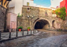 Lais Puzzle - Straßen der historischen Innenstadt von Guanajuato, Stadttunnel und bunte Häuser im Kolonialstil einer mexikanischen Stadt - 500 & 1.000 Teile
