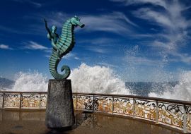 Lais Puzzle - Der Junge auf einem Seepferdchen Skulptur Puerto Vallarta Malecon mit Plätschern des Pazifiks, Mexiko - 500 & 1.000 Teile
