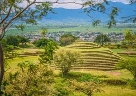 Lais Puzzle - Archäologische Zone von Guachimontones im Bundesstaat Jalisco, Mexiko. Pyramide mit Sommerlandschaft und blauem Himmel - 500 & 1.000 Teile