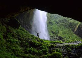 Lais Puzzle - Mann bewundert Puxtla-Wasserfall mit Armen in der Luft in der Nähe von Tlatlauquitepec in Mexiko - 500 & 1.000 Teile