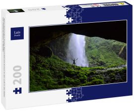 Lais Puzzle - Mann bewundert Puxtla-Wasserfall mit Armen in der Luft in der Nähe von Tlatlauquitepec in Mexiko - 200 Teile