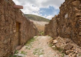 Lais Puzzle - Die Steinhäuser entlang der kopfsteingepflasterten Straßen sind größtenteils verlassen und verfallen in Real de Catorce, Mexiko - 500 & 1.000 Teile