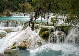 Lais Puzzle - Reihe von türkisfarbenen Wasserfällen im Dschungel von El Meco in Mexiko in der Huasteca Potosina in San Luis Potosi. - 500 & 1.000 Teile