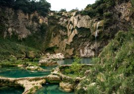 Lais Puzzle - Panoramaaufnahme des Wasserfalls El Salto mit wenig fallendem Wasser und den türkisfarbenen Wasserbecken, in Mexiko in der Huasteca Potosina in San Luis Potosí - 500 & 1.000 Teile
