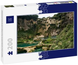 Lais Puzzle - Panoramaaufnahme des Wasserfalls El Salto mit wenig fallendem Wasser und den türkisfarbenen Wasserbecken, in Mexiko in der Huasteca Potosina in San Luis Potosí - 200 Teile