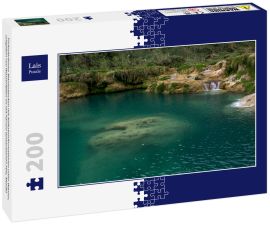 Lais Puzzle - Türkisfarbenes Wasserbecken mit Kalksteinformationen unter Wasser, umgeben von Wasserfällen im mit Farnen bewachsenen Fels, Mexiko - 200 Teile