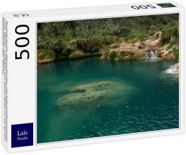 Lais Puzzle - Türkisfarbenes Wasserbecken mit Kalksteinformationen unter Wasser, umgeben von Wasserfällen im mit Farnen bewachsenen Fels, Mexiko - 500 Teile