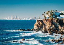 Lais Puzzle - Mazatlan aus der Ferne gesehen mit einer spektakulären Steilküste im Vordergrund, Mexiko - 500 & 1.000 Teile
