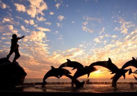 Lais Puzzle - Delfin-Statue vor Sonnenuntergang, Mexiko - 500 & 1.000 Teile
