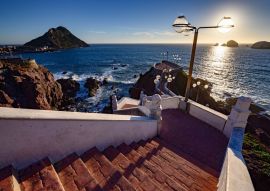 Lais Puzzle - Paseo del Centenario mit dem Leuchtturm von Mazatlan im Hintergrund, Mexiko - 500 & 1.000 Teile