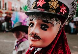 Lais Puzzle - Huehues Mexiko, mexikanische Karnevalsszene, Tänzerin trägt ein traditionelles mexikanisches Volkskostüm und eine farbenprächtige Maske - 500 & 1.000 Teile