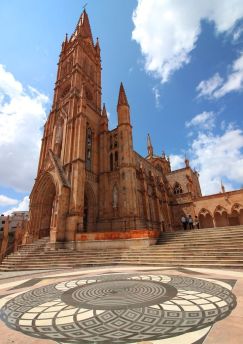 Lais Puzzle - Wunderschöner neugotischer Tempel der Muttergottes von Fatima in Zacatecas, Mexiko - 500 & 1.000 Teile