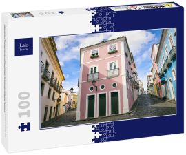 Lais Puzzle - Szenische Tagesansicht der engen Kopfsteinpflasterstraßen mit bunter Kolonialarchitektur des historischen Touristenzentrums Pelourinho, in Salvador da Bahia, Brasilien - 100 Teile