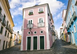Lais Puzzle - Szenische Tagesansicht der engen Kopfsteinpflasterstraßen mit bunter Kolonialarchitektur des historischen Touristenzentrums Pelourinho, in Salvador da Bahia, Brasilien - 500 & 1.000 Teile