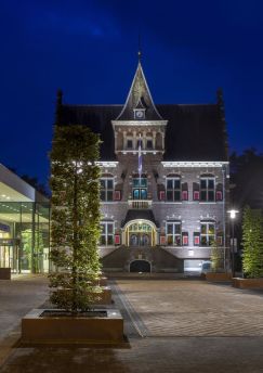 Lais Puzzle - Rathaus, Veendam bei Nacht, Dämmerung, Niederlande - 500 & 1.000 Teile