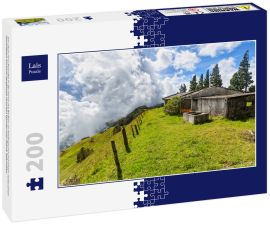 Lais Puzzle - Ein Zaun verschwindet in der Ferne mit Wolken im Hintergrund und einem verlassenen Zementhaus auf einer Bergkuppe zwischen Quindio und Tolima, Kolumbien - 200 Teile