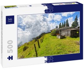 Lais Puzzle - Ein Zaun verschwindet in der Ferne mit Wolken im Hintergrund und einem verlassenen Zementhaus auf einer Bergkuppe zwischen Quindio und Tolima, Kolumbien - 500 Teile
