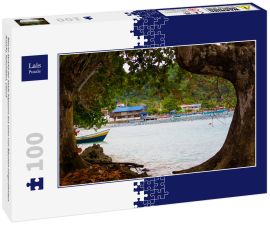Lais Puzzle - Blauer Strand der Stadt Sapzurro aus einer von Bäumen eingerahmten Ansicht. Kolumbien, Chocó - 100 Teile