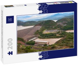 Lais Puzzle - Wasserkraftwerk inmitten von Bergen und Wald im Departement Huila. Eine der Quellen für saubere Energie im Land. Kolumbien - 200 Teile