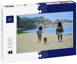 Lais Puzzle - Kinder eines indigenen Stammes beim Spaziergang mit einem Hund am Strand, Tayrona, Kolumbien - 100 Teile