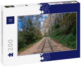 Lais Puzzle - Alte Eisenbahn mit felsigen Bergen und Steinmauern an einem sonnigen Tag in Suesca, Cundinamarca - Kolumbien - 200 Teile