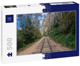 Lais Puzzle - Alte Eisenbahn mit felsigen Bergen und Steinmauern an einem sonnigen Tag in Suesca, Cundinamarca - Kolumbien - 500 Teile