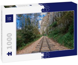 Lais Puzzle - Alte Eisenbahn mit felsigen Bergen und Steinmauern an einem sonnigen Tag in Suesca, Cundinamarca - Kolumbien - 1.000 Teile