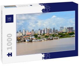 Lais Puzzle - Belem / Brasilien. Blick auf den Fischerhafen in Belem, viele bunte Fischerboote und reiche Gebäude im Hintergrund - 1.000 Teile