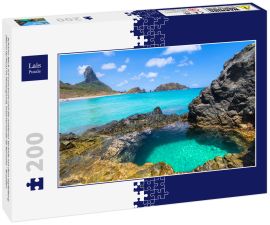 Lais Puzzle - Schöner Blick auf Conceicao und die mittleren Strände mit dem Gipfelberg (Morro do Pico) im Hintergrund, Insel Fernando de Noronha - Brasilien - 200 Teile
