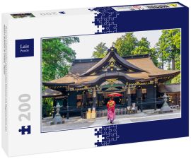 Lais Puzzle - Frau im traditionellen japanischen Kimono mit Regenschirm am Katori-Schrein in Chiba, Japan - 200 Teile
