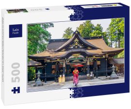 Lais Puzzle - Frau im traditionellen japanischen Kimono mit Regenschirm am Katori-Schrein in Chiba, Japan - 500 Teile