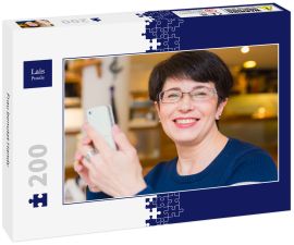 Lais Puzzle - Frau benutzt Handy - 200 Teile
