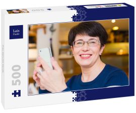 Lais Puzzle - Frau benutzt Handy - 500 Teile