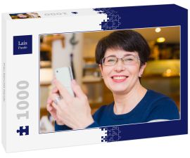 Lais Puzzle - Frau benutzt Handy - 1.000 Teile