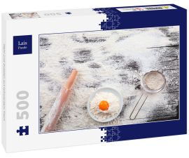 Lais Puzzle - Mehl und Zutaten auf schwarzem Tisch - 500 Teile