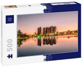 Lais Puzzle - Sonnenuntergang an einem See in einem Park mit der Stadt im Hintergrund, Brasilien - 500 Teile