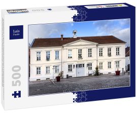 Lais Puzzle - Deutschland, Prignitz, Pritzwalk: Panorama Frontansicht des Rathauses im Stadtzentrum der deutschen Kleinstadt mit Haupteingang, öffentlichem Platz und blauem Himmel - Konzept Verwaltung. - 500 Teile