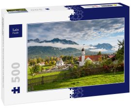 Lais Puzzle - Wallgau, Oberbayern, Dorf mit Kirche und Alpen im Morgennebel - 500 Teile