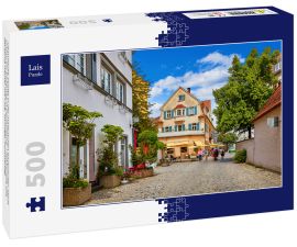 Lais Puzzle - Gemütliche Straße in der malerischen bayerischen Stadt Lindau am Bodensee in Deutschland. Traditionelle alte deutsche Häuser mit Cafe. Sonniger Sommertag. - 500 Teile