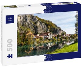Lais Puzzle - Idyllischer Blick auf den Ort Markt Essing in Bayern, Deutschland mit der Altmühl und hohen Felsen - 500 Teile