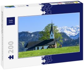 Lais Puzzle - Idyllischer Blick auf die Kirche von Bolsterlang mit herrlicher Kulisse der verschneiten Allgäuer Alpen - 200 Teile