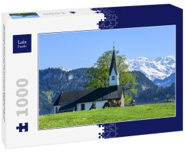 Lais Puzzle - Idyllischer Blick auf die Kirche von Bolsterlang mit herrlicher Kulisse der verschneiten Allgäuer Alpen - 1.000 Teile
