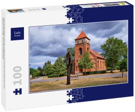 Lais Puzzle - Die denkmalgeschützte neugotische Dorfkirche Bliesdorf am Radwanderweg "Tour Brandenburg" - 100 Teile