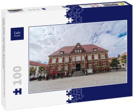 Lais Puzzle - Calau - Kalawa, Deutschland - 06.07.19. Das Gemeindehaus auf dem Hauptplatz von Calau - Kalawa, Deutschland. - 100 Teile