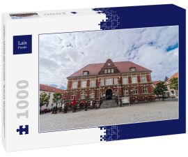 Lais Puzzle - Calau - Kalawa, Deutschland - 06.07.19. Das Gemeindehaus auf dem Hauptplatz von Calau - Kalawa, Deutschland. - 1.000 Teile